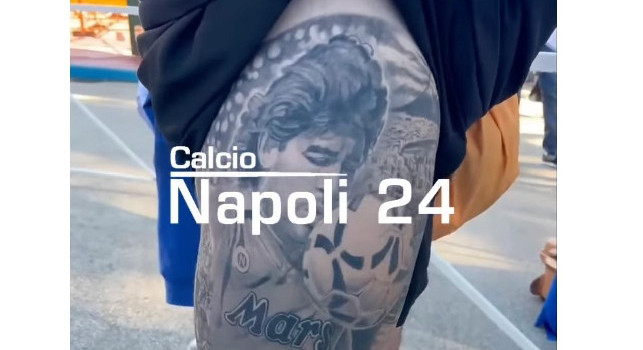 Maraduno: un tifoso sfoggia un tatuaggio mostruoso dedicato a Diego | VIDEO CN24