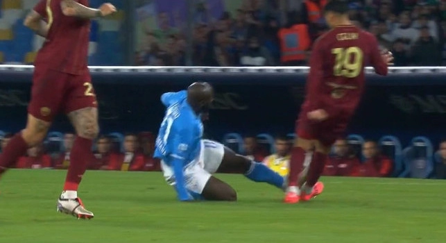 Napoli-Roma, contatto Lukaku-Celik