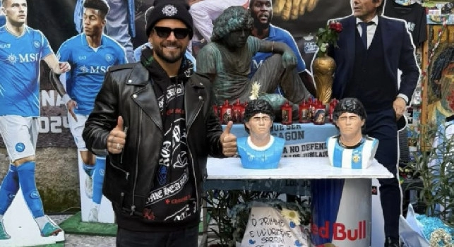 Insigne fa visita al Murale di Diego Armando Maradona | FOTO