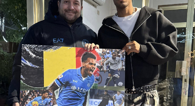 Regalo per Ngonge, omaggiato da un tifoso con un quadro | FOTO