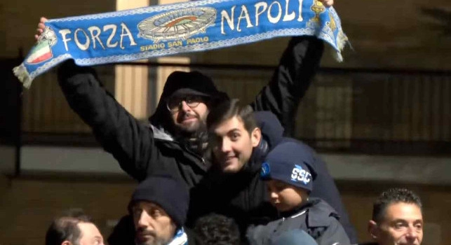 Il Napoli è arrivato a Torino! Tanti napoletani ad attendere la squadra a Leinì | VIDEO