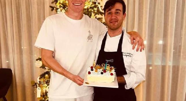 Compleanno McTominay: ieri cena e torta in casa preparata da uno chef privato | FOTO