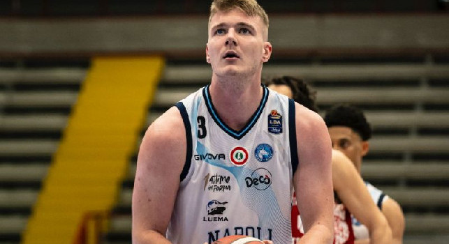 Napoli Basket ancora ko! Decima sconfitta di fila e ultimo posto in classifica, Reggio Emilia vince 76-84