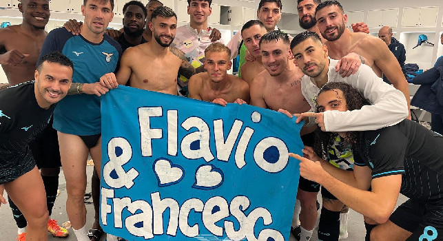 La Lazio sbanca il Maradona, dedica speciale negli spogliatoi | FOTO