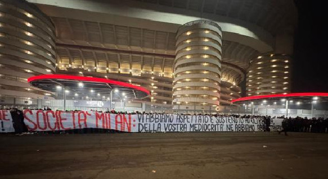 Milan, contestazione contro la società all'esterno di San Siro: Ne abbiamo abbastanza della vostra mediocrità | FOTO