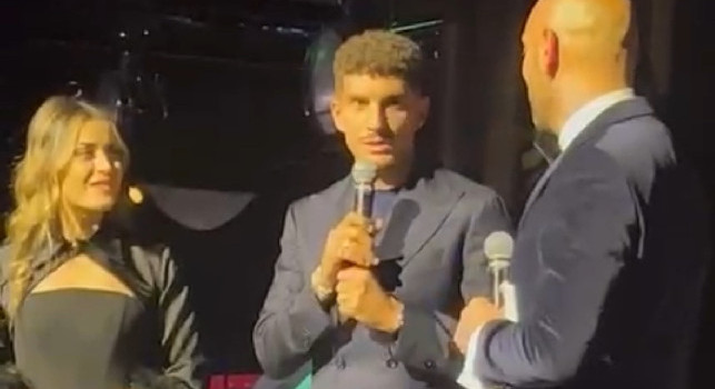 Il discorso di capitan Di Lorenzo alla cena di Natale della SSC Napoli, momento toccante con Marco D'Amore | VIDEO