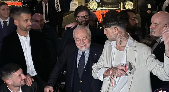 Il mago Jey Lillo lascia senza parole De Laurentiis con un trucco di magia | FOTO