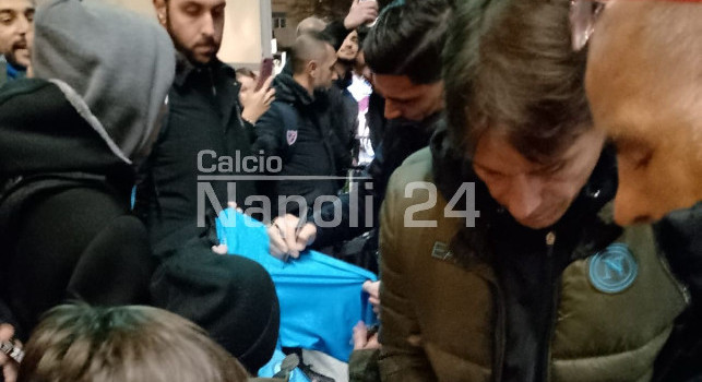 Napoli arrivato a Genova, c'è Kvara! Accoglienza magnifica, bel gesto degli azzurri | VIDEO ESCLUSIVO