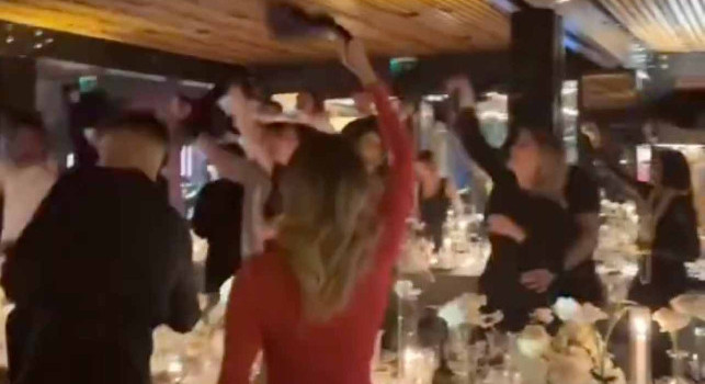 C'è anche Spinazzola con i giocatori della Roma: è la festa di Gianluca Mancini! | VIDEO