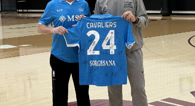 La maglia della SSC Napoli donata a coach Atkinson e José Manuel Calderón di Cleveland Cavaliers | FOTO