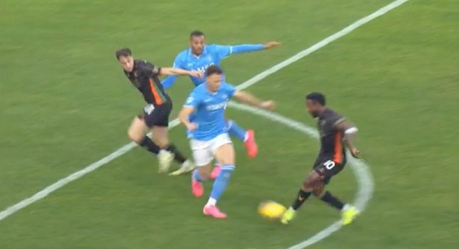 Napoli-Venezia, rigore non dato a Oristanio. Moviola Marelli: È fuori dall'area | FOTO