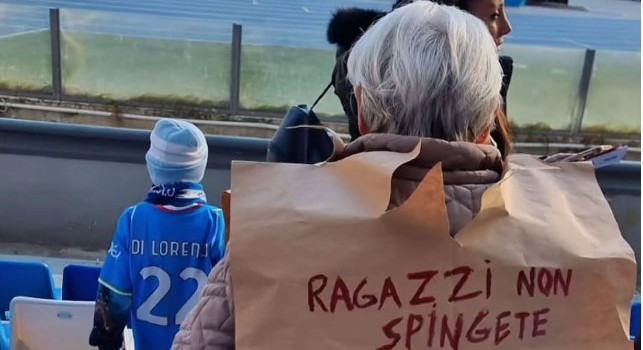 Napoli-Venezia, tifosa 80enne si presenta al Maradona con questo cartello geniale | FOTO