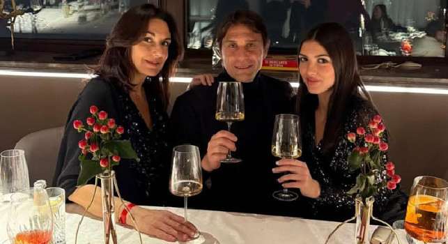 Conte festeggia l'arrivo del nuovo anno con moglie e figlia, il messaggio di auguri ai tifosi | FOTO