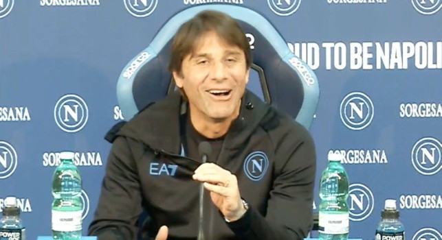 La battuta di Conte su De Laurentiis fa scoppiare a ridere tutta la sala stampa | VIDEO