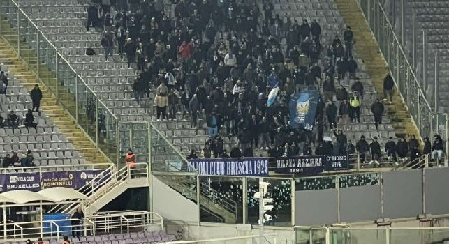 Fiorentina-Napoli, gli azzurri non sono da soli al Franchi: le immagini del settore ospiti | FOTO