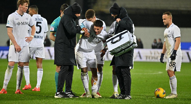 Infortunio per Olivera nel finale di Fiorentina-Napoli: problema alla coscia sinistra, costretto al cambio