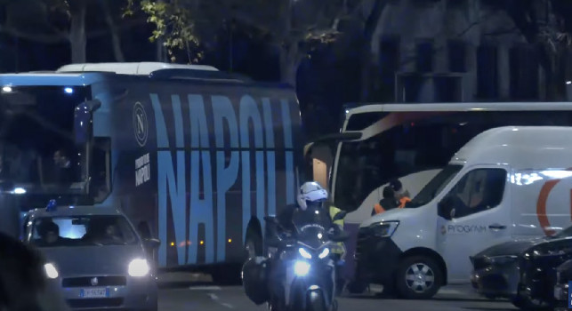 Fiorentina-Napoli, tifosi dal balcone salutano il pullman azzurro mentre lascia il Franchi | VIDEO CN24