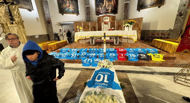 Funerale Daniele, omaggio da brividi della SSC Napoli: spuntano le maglie di tutti i giocatori | VIDEO CN24