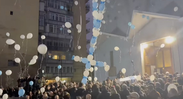 Funerale Daniele, emozionante ultimo saluto fuori chiesa | VIDEO CN24