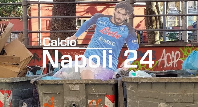 I tifosi del Napoli 'scaricano' Kvaratskhelia: il cartonato del georgiano finisce nella...spazzatura | FOTO