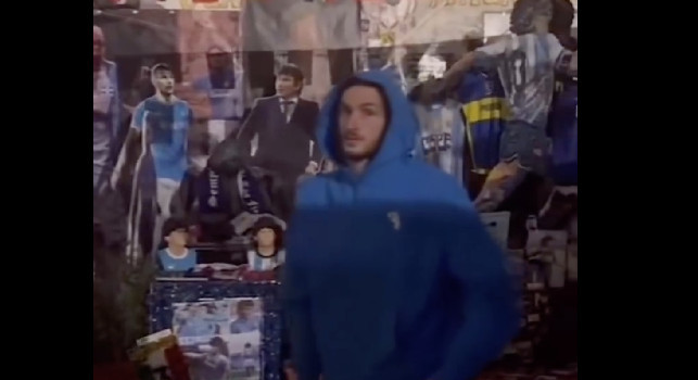 Kvaratskhelia al murale di Maradona prima dell'addio al Napoli | VIDEO