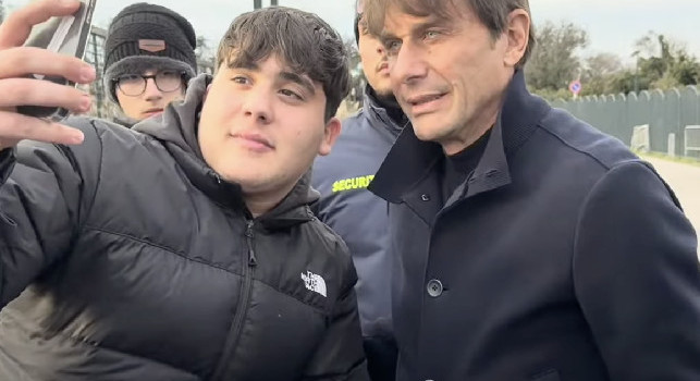 Mister lo prendiamo il sostituto di Kvara?. Sessione di foto ed autografi con i tifosi per Conte e Di Lorenzo | VIDEO