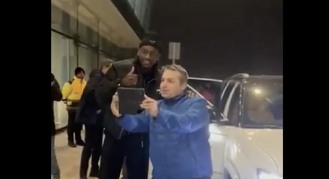 Entusiasmo in casa Juve, Kolo Muani è appena arrivato a Torino | VIDEO