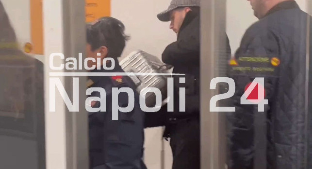 Kvaratskhelia in aeroporto prima di prendere il volo che lo porterà a Parigi | VIDEO ESCLUSIVO