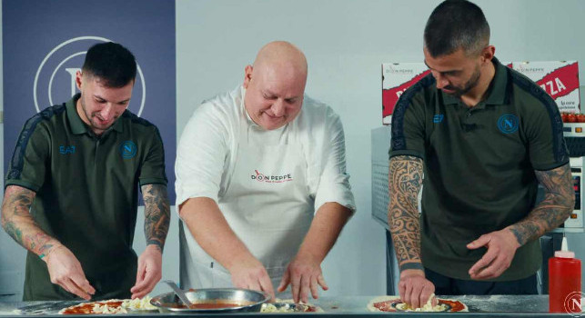 Politano e Spinazzola si sfidano: chi sa cucinare la pizza migliore? | VIDEO