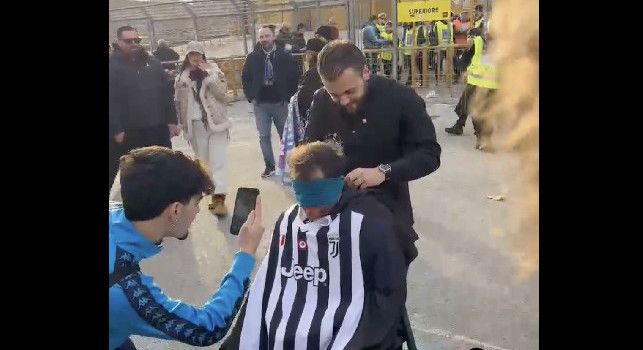 Risate al Maradona: scherzo a un tifoso napoletano prima di Napoli-Juve | VIDEO