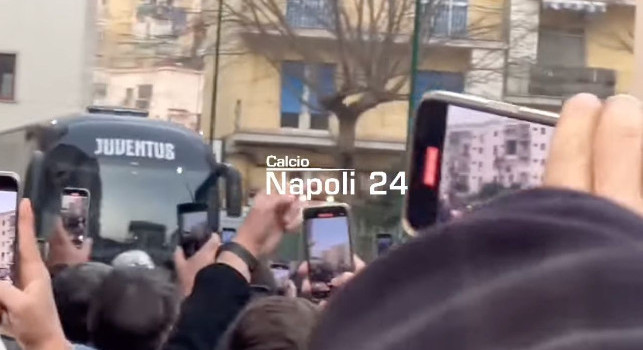 La Juventus arriva al Maradona: guardate cosa fanno i tifosi del Napoli | VIDEO CN24