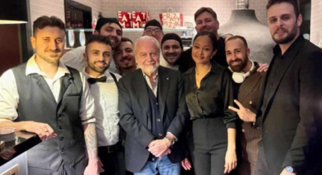 De Laurentiis ieri sera da Crazy Pizza, la pizzeria di Briatore a Napoli | FOTO