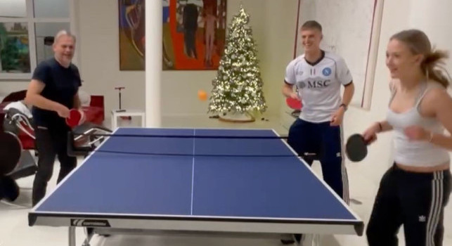 Gudmundsson gioca a ping pong con la maglia del Napoli: le immagini virali | VIDEO