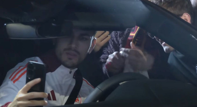 Paredes esulta così coi tifosi della Roma dopo il pari col Napoli | VIDEO CN24