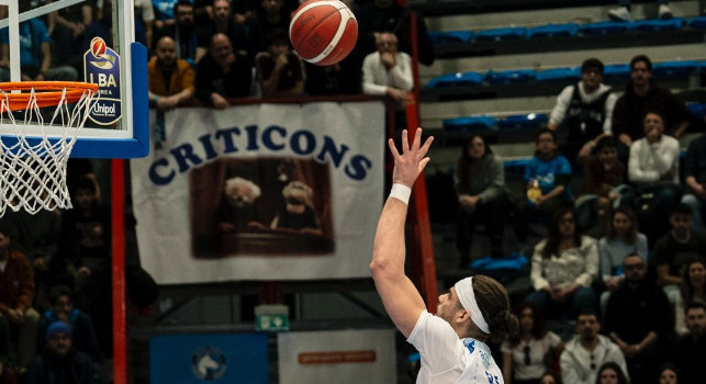 Basket, Napoli-Brescia: infarto per un tifoso. Meraviglioso gesto di solidarietà sugli spalti