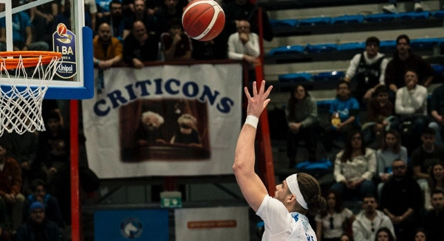 Basket, Napoli-Brescia: infarto per un tifoso. Meraviglioso gesto di solidariet&agrave; sugli spalti
