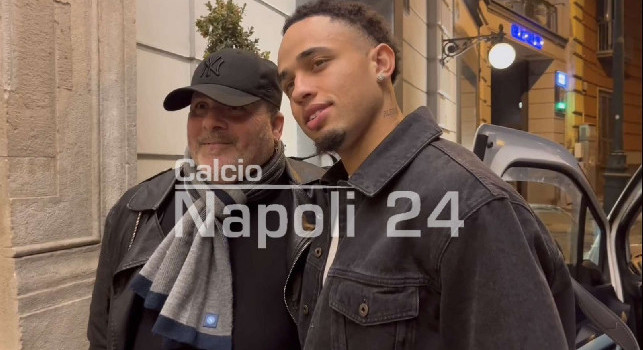 Okafor a Napoli, primo abbraccio coi tifosi: Sono molto felice, non vedo l'ora! Sul numero 9... | VIDEO CN24