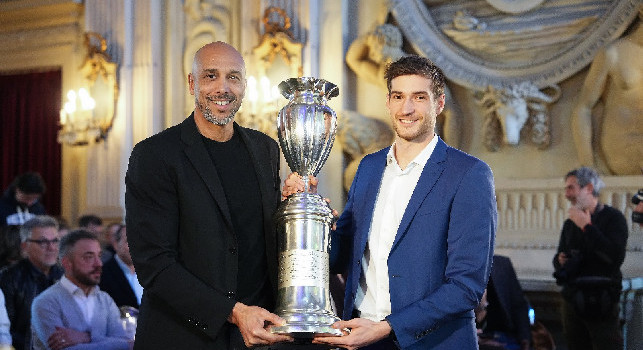 Napoli Basket, il capitano De Nicolao ha consegnato la Coppa Italia vinta lo scorso anno