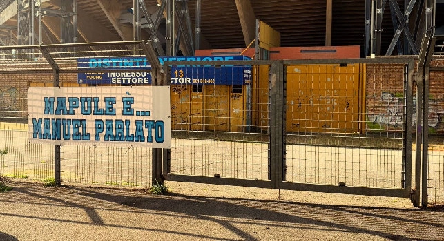 Striscione di solidariet&agrave; per Manuel Parlato all'esterno dello stadio Maradona | FOTO