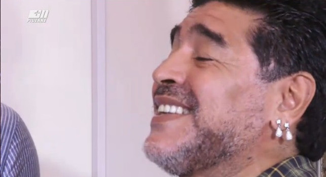 Maradona canta