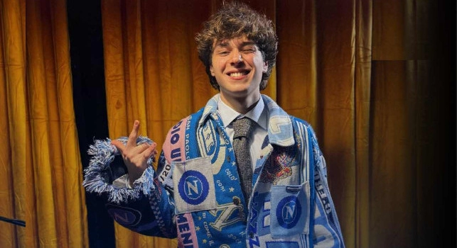 Andrea Settembre, il talento napoletano a Sanremo 2025 con una giacca speciale! | FOTO