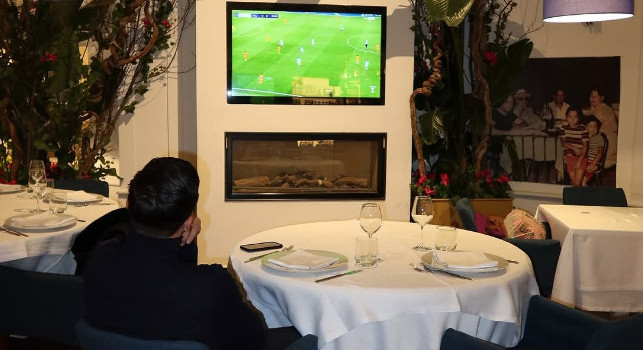 Un azzurro al ristorante a guardare la serata di Champions League | VIDEO