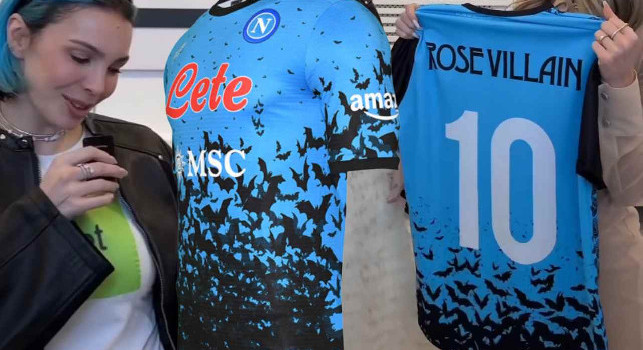 Rose Villain con Diletta Leotta, ma il regalo di DAZN ricorda una maglia del Napoli | VIDEO