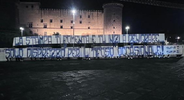 Ultras Napoli, striscioni in città contro i tifosi occasionali | FOTO