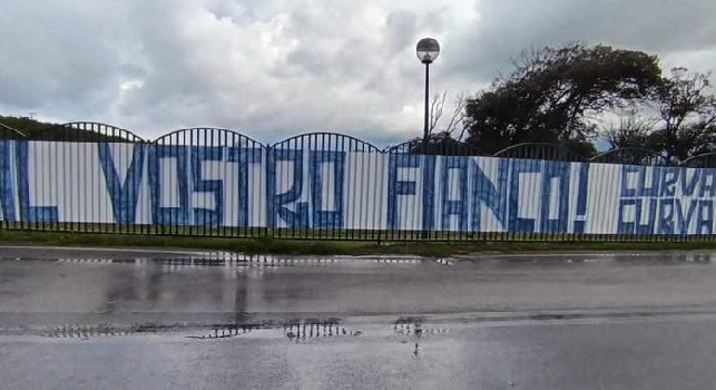 Striscione Curva A e B fuori al training center di Castel Volturno: Al vostro fianco! | FOTO