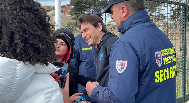 Conte coi tifosi a Castel Volturno: mister sorpreso dalla richiesta di una fan | VIDEO CN24