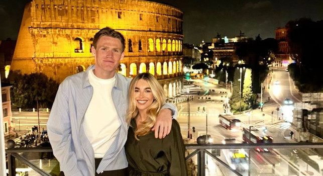 Per sempre il mio San Valentino, McTominay e la moglie a cena davanti al Colosseo | FOTO