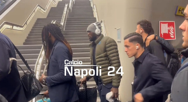 Il Napoli parte per Roma sotto il diluvio: sentite cosa urlano i tifosi a Raspadori! | VIDEO CN24