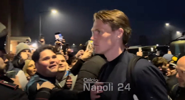 Napoli travolto dall'affetto dei tifosi a Como, guardate cosa urlano a McTominay | VIDEO