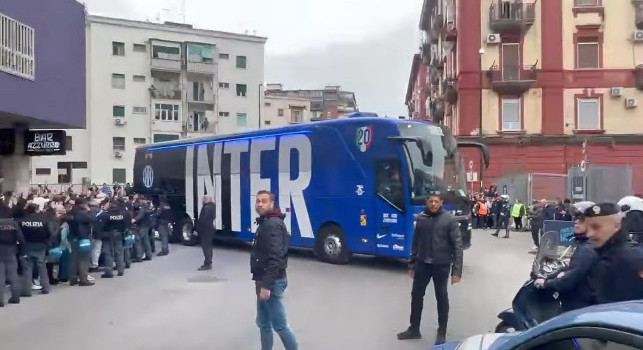 Napoli-Inter, ecco come è stato accolto dai napoletani il pullman interista | VIDEO CN24